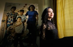 Encontre conexões 50 anos após a queda de Saigon Uma foto tirada em 1972 no Vietnã mostra Kim Delevett quando criança quando era conhecida por seu nome vietnamita, Phuong Kim Phan, mantido por sua mãe Nuoi Thi Phan. (Cortesia de Kim Delevett)