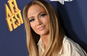 Encontre o capuz aparado exato de Jennifer Lopez à venda por apenas US $ 42! Encontre o capuz aparado exato de Jennifer Lopez à venda por apenas US $ 42!