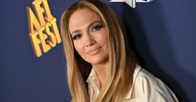 Encontre o capuz aparado exato de Jennifer Lopez à venda por apenas US $ 42!



