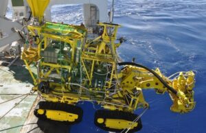 Especialistas em mineração dizem que o plano de Trump de minerar os recursos do fundo do mar não é testado e pode causar danos ambientais. Uma mulher com cabelos escuros dando uma apresentação.