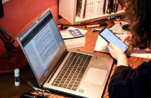 Esta semana em revisão: deduzem todos os seus jogos O logotipo do Airbnb exibido em uma tela de telefone colocando em um mapa de Cracóvia