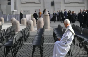 Este será o despedida de Francis. De acordo com o novo ritual Este será o despedida de Francis. De acordo com o novo ritual
