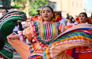 Eventos da Bay Area para comemorar o quarto e o resto do mês Ken Hayes e Tom Cline tocarão raízes e música americana no Hillside Festival em 21 de maio em El Cerrito.