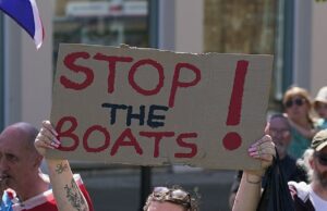 Fazer Manifestantes anti-imigração demonstraram no centro de Dover em Kent