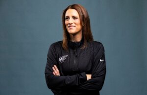 Febre HC Stephanie White brinca sobre compartilhar uma camisa com Caitlin: “Sentou -se muito no banco” fechar