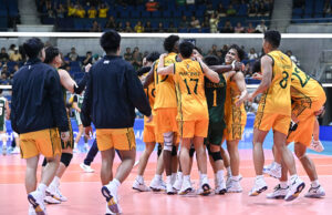 Feu ganha a melhor semente e derrota La Salle na Final Four Preview Feu Tamaraws venceu La Salle Green Archers UAAP Temporada 87 Torneio de Vôlei Masculino