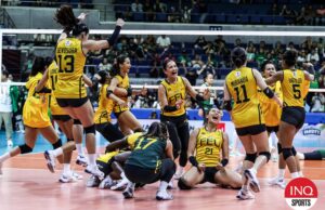 Feu vence La Salle e se estabelece para o número 4: FEU termina em quarto lugar Feu Lady Tamaraws comemora a vitória sobre o La Salle Lady Spikers no torneio de vôlei feminino da temporada 87 do UAAP.