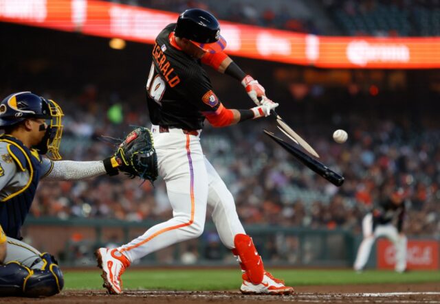 Fitzgerald, do SF Giants, perdeu os dois morcegos de batedores em hits consecutivos no Petco Park



