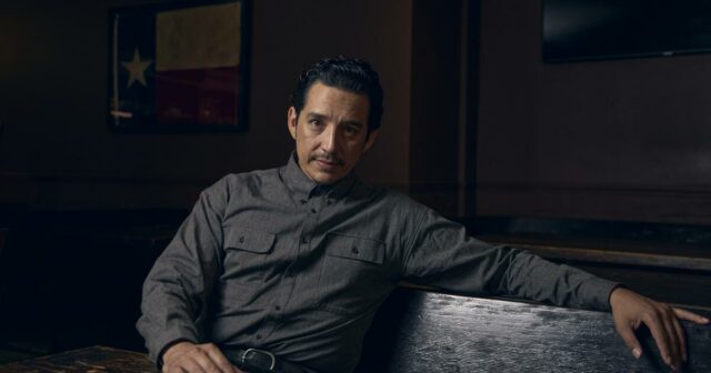 Gabriel Luna explica o duplo significado de Tommy dizendo adeus a Joel em 'The Last of Us'.



