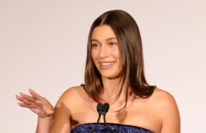 Hailey Bieber elogia o marido Justin depois de ganhar o Prêmio de Innovadora da Beleza Hailey Bieber compartilha doces do Dia dos Namorados com Justin Bieber