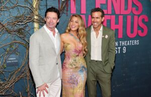 Hugh Jackman critica Blake Lively por apoiar Sutton Foster Nova York, Nova York - 27 de abril: (LR) Ryan Reynolds, Emily Blunt, Stanley Tucci, Blake Lively e Hugh Jackman participam