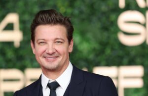Jeremy Renner foi algemado na cama de seu hospital após um acidente de acidente Jeremy Renner diz que seus olhos apareceram durante o acidente de Quittan