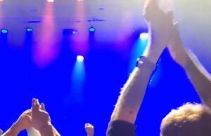 Kneecap, um grupo de rap com balaclavas que pede que os fãs matem seus parlamentares e criticam críticos irlandeses, são relatados à polícia do contra-terrorismo. No vídeo, um membro da Kneecap - que deve jogar em Glastonbury ainda este ano - disse: