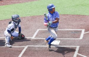 Los Altos se reúne para Edge Bellarmine, enquanto Darrion Wesley dá um grande sucesso O arremessador de Los Altos Anders Wood (18) entrega contra o Bellarmine College Prep durante um jogo de beisebol no Bellarmine College Prep em San Jose, Califórnia, no sábado, 26 de abril de 2025. (Ray Chavez/Bay Area News Group)