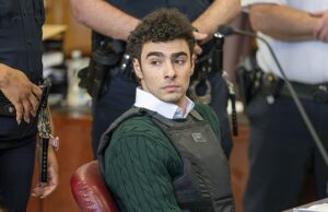 Lu Os promotores federais declararam oficialmente sua intenção de buscar a pena de morte por Luigi Mangione horas antes de ele aparecer no tribunal