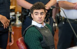 Luigi Mangione nega acusações federais de assassinato no assassinato do CEO da UnitedHealthcare Luigi Mangione nega acusações federais de assassinato no assassinato do CEO da UnitedHealthcare