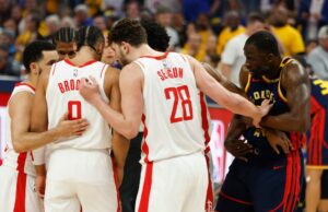 Luta dos Warriors-Rockets: Draymond Brooks e Curry foram todos espancados no jogo 4. Luta dos Warriors-Rockets: Draymond Brooks e Curry foram todos espancados no jogo 4.