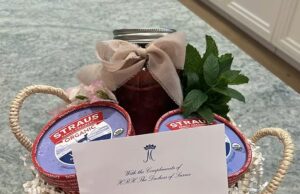 Cri A cesta de presentes e a nota de HRH foram enviadas ao amigo de Meghan, CEO da It Cosmetics Jamie Kern Lima. O porta -voz de Meghan nega que ela o esteja usando para ganho comercial