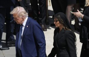 Mel O presidente Donald Trump e a primeira -dama Melania pareciam recém -casados enquanto embalavam os PDAs neste fim de semana enquanto viajavam para Roma para o funeral do papa Francisco e celebrando o 55º aniversário de Melania.