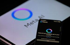 Meta chatbots com vozes de celebridades podem ter conversas sexuais com menores, de acordo com um relatório The Meta AI app is displayed on a mobile phone with the Meta AI logo visible on a tablet in this photo illustration