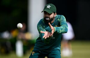 Muhammad Rizwan lança seu capacete depois de ser demitido na perda de Multan Sultans para Islamabad United durante o PSL 2025. (RELAÇÃO) 0 fechar