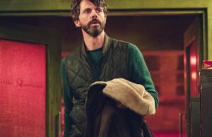 Netflix para a versão 3 Must-watch Shows em maio de 2025 Uma garota para na frente de uma fileira de mulheres em sirenas.