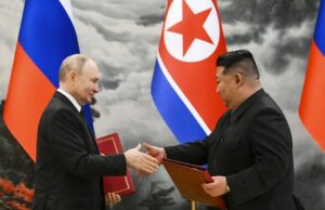 Norte O presidente russo Vladimir Putin, à esquerda, e o líder da Coréia do Norte, Kim Jong On, documentos de troca durante uma cerimônia de assinatura da nova parceria em Pyongyang, Coréia do Norte, em 19 de junho de 2024