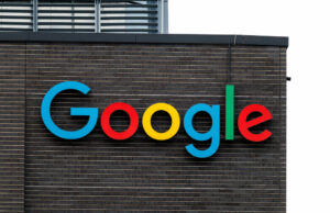 Notebooklm do Google agora oferece podcasts movidos a IA em mais idiomas 31 January 2025, Bavaria, Munich: The Google logo and lettering can be seen on the facade of the company's Munich headquarters on January 31, 2025 in Munich (Bavaria). The company's development center is located in Arnulfpark. More than 2,500 employees work for the US company at various locations in Germany. The parent company of Google LLC is Alphabet Inc. Photo: Matthias Balk/dpa (Photo by Matthias Balk/picture alliance via Getty Images)