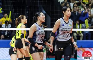 Nu cauteloso e feu em best of-3 virtual O Vange Alinsug, da Nu Lady Bulldogs, durante um jogo de vôlei feminino da temporada 87 do UAAP contra o UST Golden Tigreses.