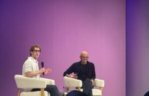 O CEO da Microsoft afirma que até 30 % de seu código é escrito pela IA Satya Nadella and Mark Zuckberg
