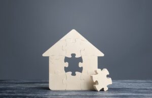 O FinTech Sprive do Reino Unido fecha US $ 7,3 milhões para facilitar pagamentos em excesso de hipotecas Puzzle house with a missing piece. The acquisition or construction comfortable dream home. Mortgage loan purchase real estate. Arrangement premises repair. Availability and cheapness. Finish building (Puzzle house with a missing piece. The acquisition