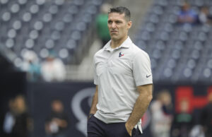 O GM do Texans, Nick Caserio, é 100% honesto sobre a negociação de sua escolha de draft na primeira rodada para Giants. fechar