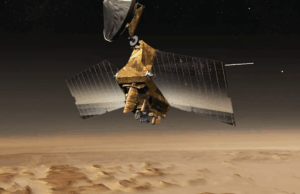 O Rover da NASA dirige pelo deserto de Marte, como visto por uma espaçonave Em 28 de fevereiro de 2025, o orbitador de reconhecimento de Mars da NASA capturou essa visão do rover de curiosidade explorando a superfície marciana.