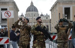 O Vaticano tem uma enorme operação de segurança para o funeral do papa Francisco, incluindo soldados que impulsionam o drone. VIPs de todo o mundo juntam -se aos 500.000 enlutados. As autoridades estão colocando um anel de aço ao redor do Vaticano, com VIPs de 170 países chegando à capital italiana