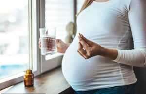 O autismo pode ser tratado com vitaminas baratas. Ethan Ennals ouve de um médico de topo sobre sua descoberta … e a primeira vez que Ryan, uma criança não verbal disse “eu te amo pai” após duas semanas de tratamento. Alguns médicos acreditam que garantir que as mulheres grávidas tenham folato o suficiente poderia reduzir o risco de as crianças nascerem com autismo