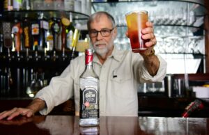 O barman por trás do nascer do sol tequila na Bay Area Restaurants morreu aos 77 anos de idade Uma placa especial comemorando o nascer do sol tequila no Restaurante Trident em Sausalito. (Cortesia do Marin History Museum)