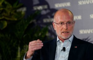 O carro Brendan está agitando gigantes da mídia, como a cadeira da FCC de Trump. O carro Brendan está agitando gigantes da mídia, como a cadeira da FCC de Trump.