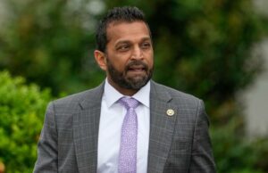 O diretor do FBI diz que um juiz acusado de ajudar alguém a fugir dos agentes de imigração foi preso O diretor do FBI diz que um juiz acusado de ajudar alguém a fugir dos agentes de imigração foi preso