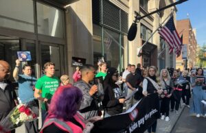 O escritório da Meta NYC é protestado por pais que perderam seus filhos devido a danos à Internet O escritório da Meta NYC é protestado por pais que perderam seus filhos devido a danos à Internet