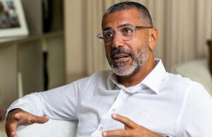 O ex-doador conservador que prometeu PS1M a reformar antes das eleições locais diz que Nigel Farage cortaria o imposto que não é do dom se ele ganhasse o poder O proprietário e o empresário de tecnologia Bassim Haidar acusou os conservadores de ter 'perdido o seu caminho' depois que o manifesto eleitoral do partido prometeu um reclamação semelhante aos não-domos aos introduzidos pelo trabalho.