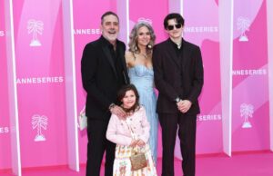 O filho de Hilarie Burton, Jeffrey Dean Morgan, está todos cultivados no tapete vermelho Hilarie Burton e Jeffrey Dean Morgan trazem 2 filhos para Cannes para uma excursão rara do tapete vermelho da família