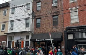 O inferno que vem morando perto de uma pizzaria da Pensilvânia se tornou viral Os vizinhos da Pizzeria de Angelo, um ponto viral escondido dentro de um tronco na Filadélfia, atingiram um ponto de ruptura com o novo status de celebridades do restaurante, citando ruas lixo, ruído constante, congestionamento de tráfego e clientes turbulentos até recorrer à micção pública