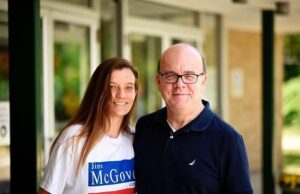 O legislador de Massachusetts anuncia a morte inesperada da filha durante a viagem à Itália Molly McGovern e o deputado Jim McGovern em 2020