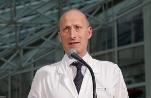 O médico revela os detalhes da batalha contra o Vaticano para salvar o pontífice e seu trágico último desejo. Sergio Alfieri, que coordenou os médicos do Santo Padre no Hospital Gemelli, disse que viu o falecido pontífice no sábado à tarde de bom humor