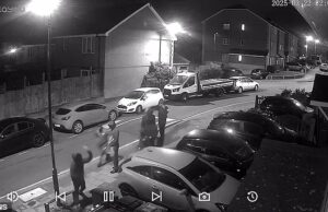 O momento aterrorizante em que os homens mascarados chegam à casa de uma mulher para atacá -la, antes de invadir com facões Samantha, que não queria usar seu sobrenome, ficou tão petrificada quanto uma gangue de yobs circulava sua propriedade no sudeste de Londres em março