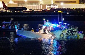 O novo relatório mostra quem cometeu o erro fatal que levou a Black Hawk colidindo com Jet, matando 67. O piloto do helicóptero Black Hawk que colidiu com o avião de passageiros da American Airlines não cumpriu as instruções para mudar de curso segundos antes do incidente fatal. (Foto: equipes de emergência correm para o local após o acidente)