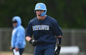 O patrimônio domina Pittsburg com explosão ofensiva precoce O arremessador Heritage JJ Kinnaird (13) arremessou Pittsburg no primeiro turno de seu jogo na Heritage High School em Brentwood, Califórnia, na quinta -feira, 24 de abril de 2025. (Jose Carlos Fajardo/Bay Area News Group)