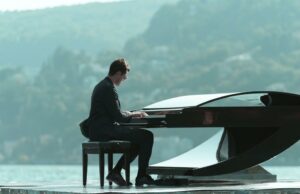 O piano flutuante deu um respingo no lago como. Agora se trata de Los Angeles O piano flutuante deu um respingo no lago como. Agora se trata de Los Angeles