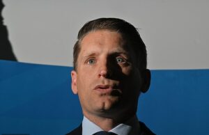 O principal repórter político da ABC é criticado por uma ‘analogia deplorável’ que perturba os dois principais partidos O correspondente político digital sênior Brett Worthington comparou a campanha do porta -voz da Defesa da oposição Andrew Hastie (foto) a um exercício fatal de pára -quedas militares