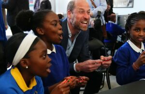 O príncipe William perguntou aos adolescentes “conselhos” sobre como se tornar rei Prince William com crianças em idade escolar